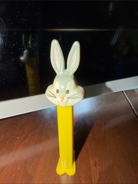 PEZ Bugs Bunny Candy Dispenser Vintage Collectible Looney Tunes Yellow Size OS